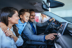 familia dentro de un coche