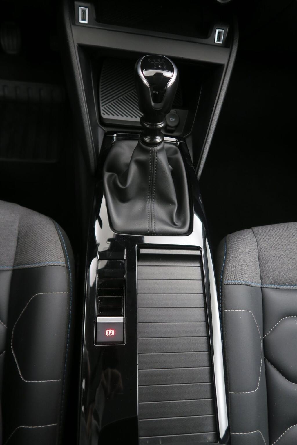 Citroën C4 SHINE 1.2 PURETECH 130 CV S&S 5P 8