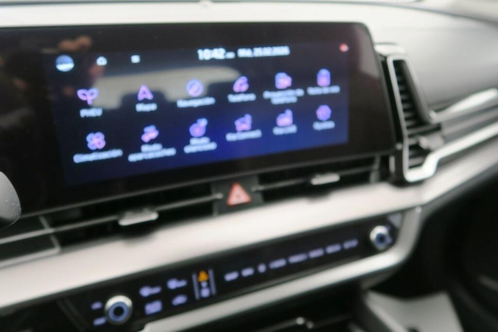 Kia Sportage 1.6 T-GDi PHEV Tech 4X4 (17″) 8