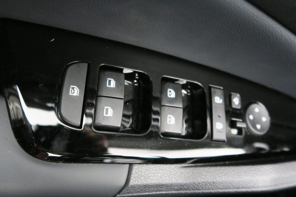 Kia Sportage 1.6 T-GDi PHEV Tech 4X4 (17″) 7