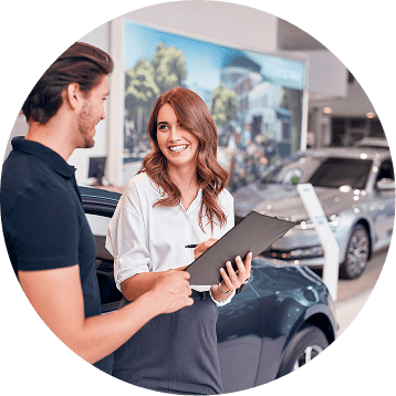 Chica y chico dentro de un concesionario