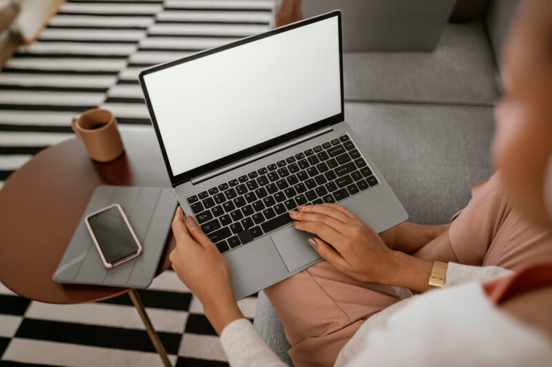 chica hablando por teléfono