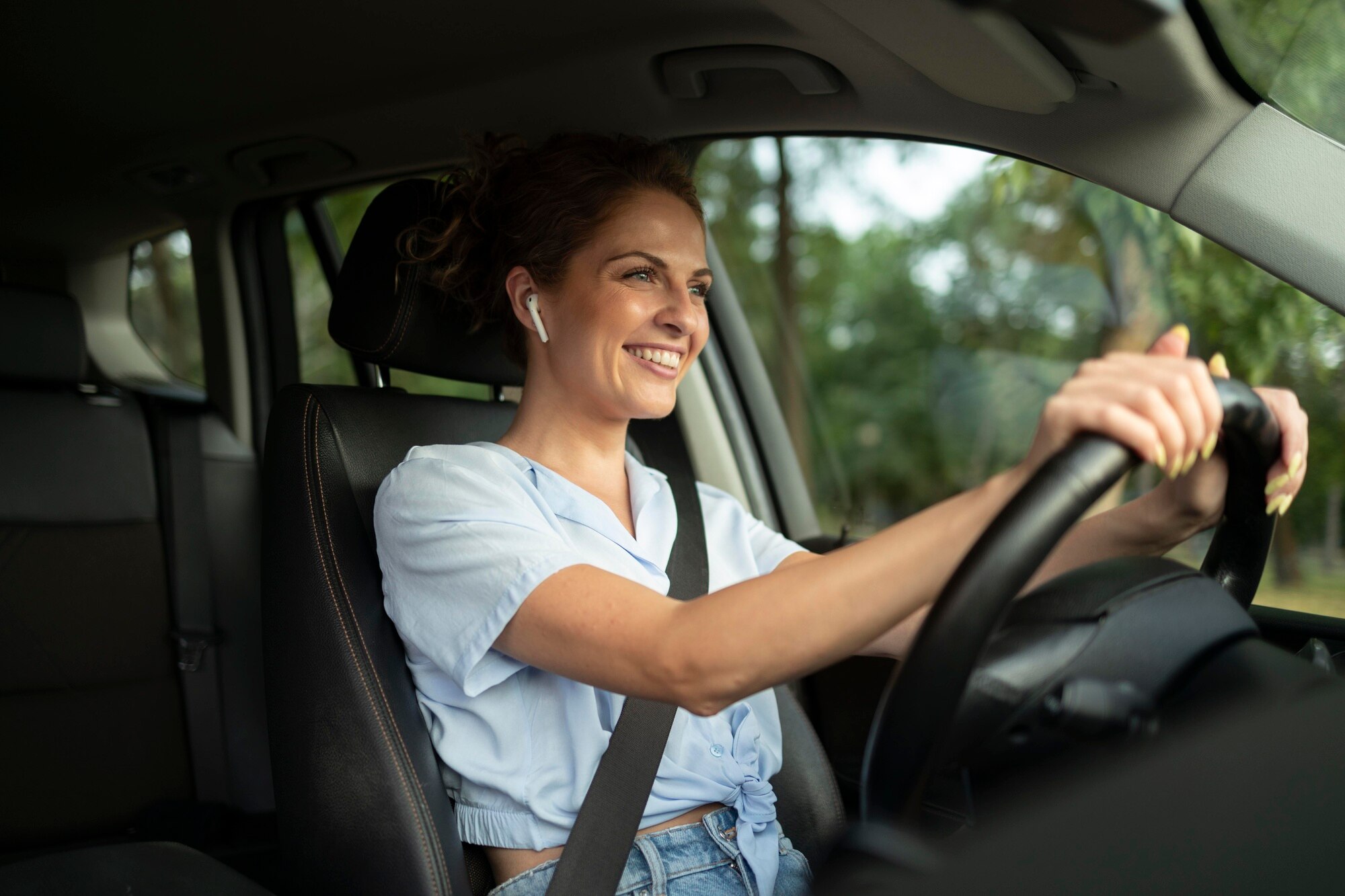 chica conduciendo un coche